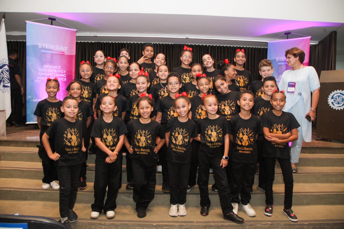 Coral e Orquestra Divina Providência no palco do evento