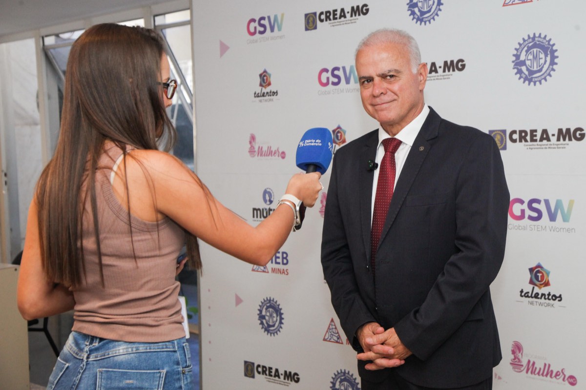 Entrevista à imprensa diante do painel de apoiadores do evento